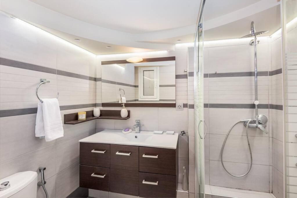 Modern Spacious Apt In Αθήνα Εξωτερικό φωτογραφία